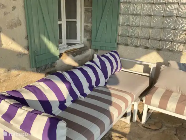 Araña de la casa en Francia, Nièvre, Epiry - casa vacacional Patio/Salón