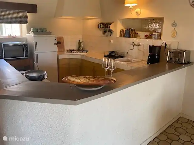 Araña de la casa en Francia, Nièvre, Epiry - casa vacacional Cocina totalmente equipada que incluye cocina de gas, nevera / congelador, microondas, 3 tipos de máquinas de café (filtro, Dolce Gusto e italiana), especias, aceites de cocina, utensilios para hornear, etc.