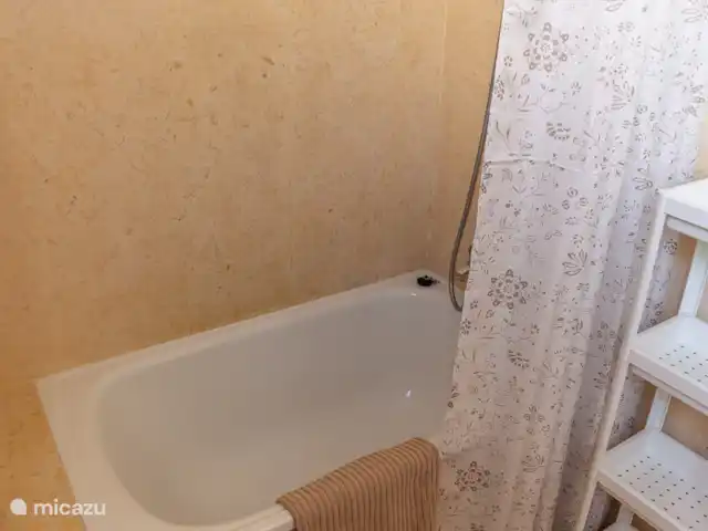 Appartements Andalousie - MDN07 | Espagne, Costa del Sol, Nerja - appartement Salle de bain de l'appartement : douche dans la baignoire
