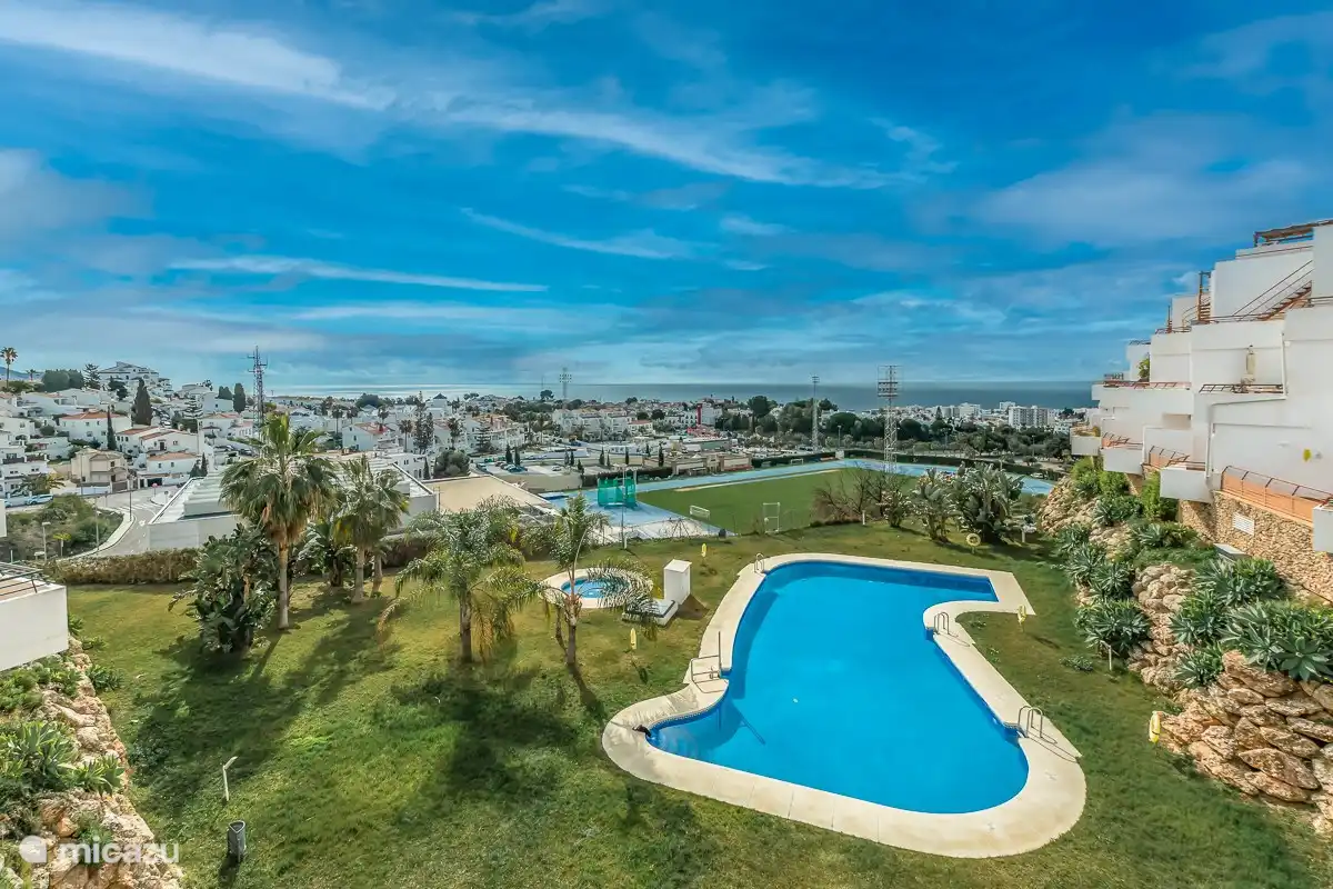 Blick von der Terrasse und dem Gemeinschaftspool