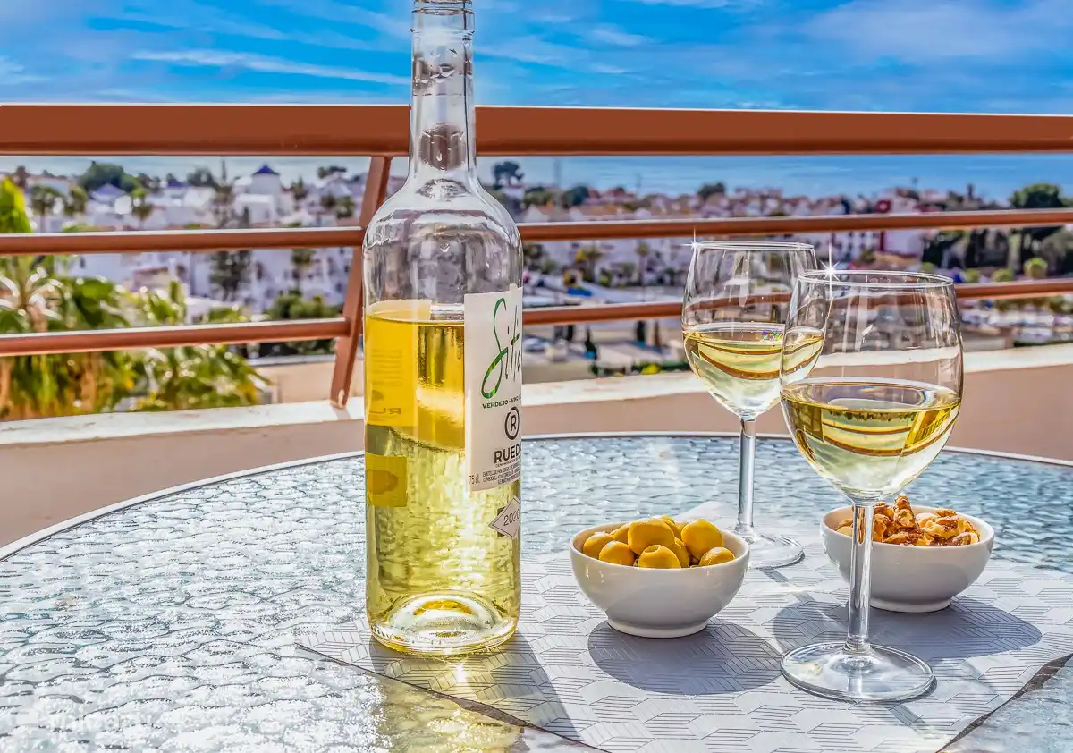 Genießen Sie einen Drink auf der großzügigen Terrasse