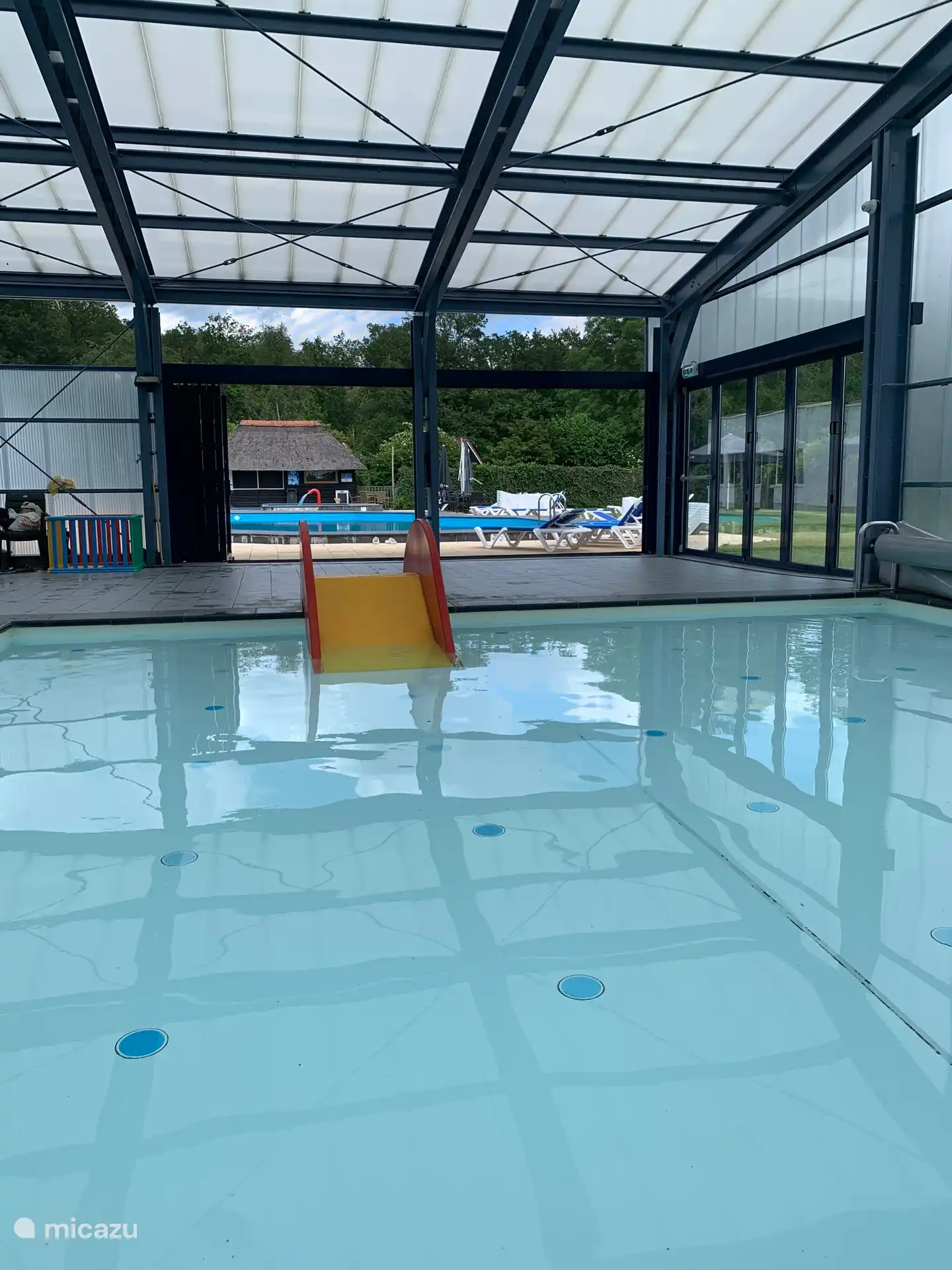 Overdekt verwarmd zwembad en onverwarmd buitenbad