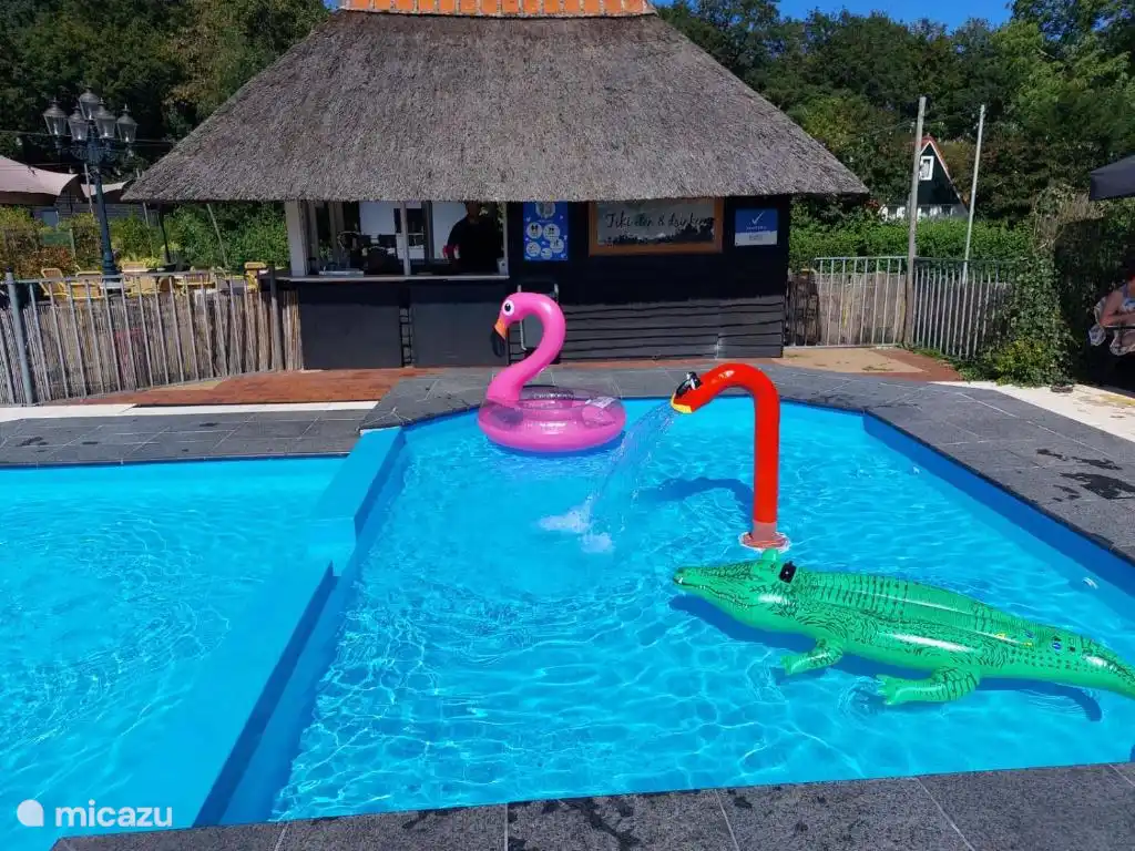 zwembad buiten kinderbad.