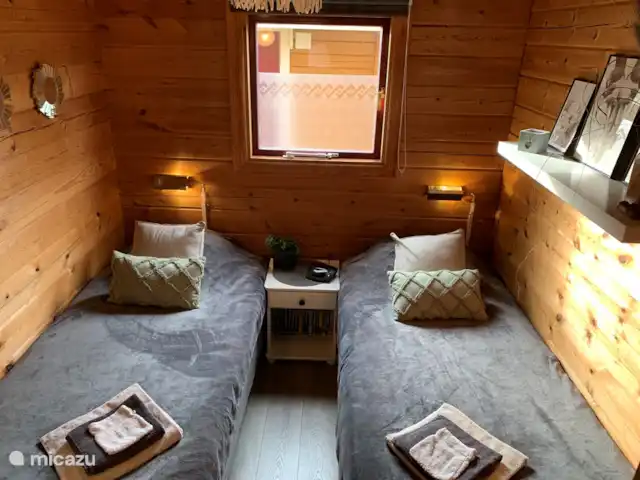 Just Relax | Pays-Bas, Overijssel, Gramsbergen - chalet La 3ème chambre double avec 2 lits simples. Avec un petit placard suspendu