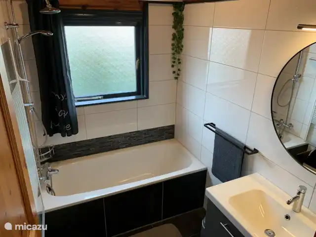 Just Relax | Pays-Bas, Overijssel, Gramsbergen - chalet La salle de bain avec baignoire, douche dans baignoire, sèche-cheveux