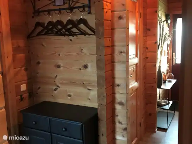 Just Relax | Pays-Bas, Overijssel, Gramsbergen - chalet porte-manteau dans le couloir avec un placard de rangement en dessous