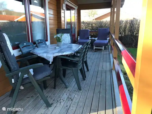 Just Relax | Pays-Bas, Overijssel, Gramsbergen - chalet C'est la véranda avec un coin salon pour 6 personnes et il y a aussi 2 transats que vous pouvez utiliser pour vous mettre au soleil