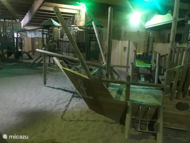 Just Relax | Pays-Bas, Overijssel, Gramsbergen - chalet Une aire de jeux intérieure, réalisée dans l'ancienne piscine remplie de sable et d'équipements de jeux dessus. Jouez en toute sécurité à l'intérieur.