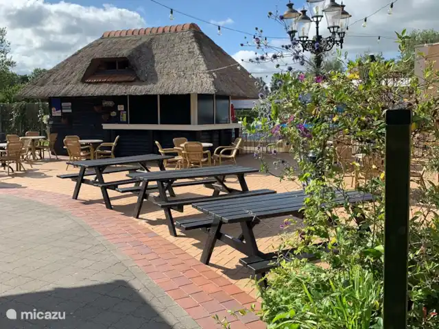 Just Relax | Pays-Bas, Overijssel, Gramsbergen - chalet la terrasse extérieure du restaurant Spiezz, sera probablement largement couverte ce printemps
