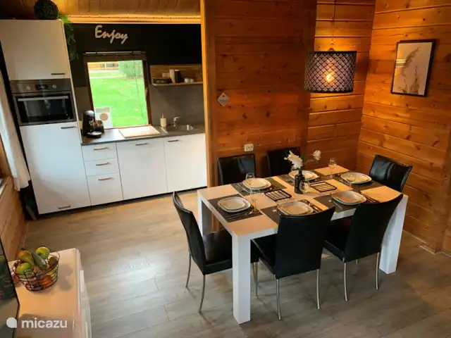 Just Relax | Pays-Bas, Overijssel, Gramsbergen - chalet La salle à manger où vous pouvez manger et jouer à des jeux