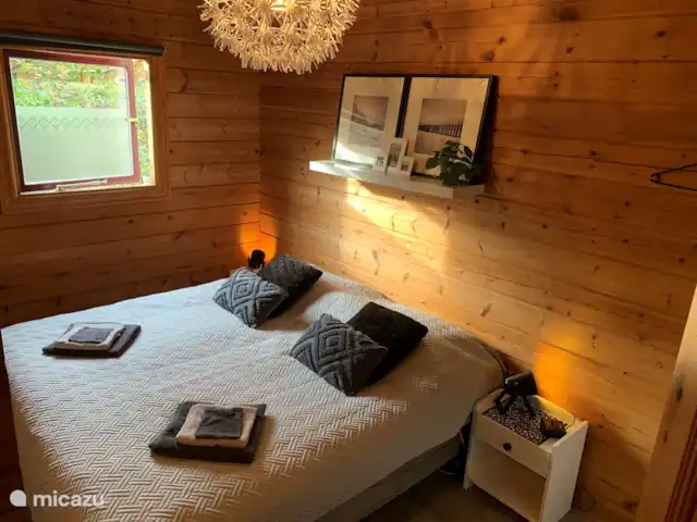 Just Relax | Pays-Bas, Overijssel, Gramsbergen - chalet Chambre des maîtres avec lingerie avec penderie et zone de pose, lavabo privé, coffre-fort pour vos objets de valeur