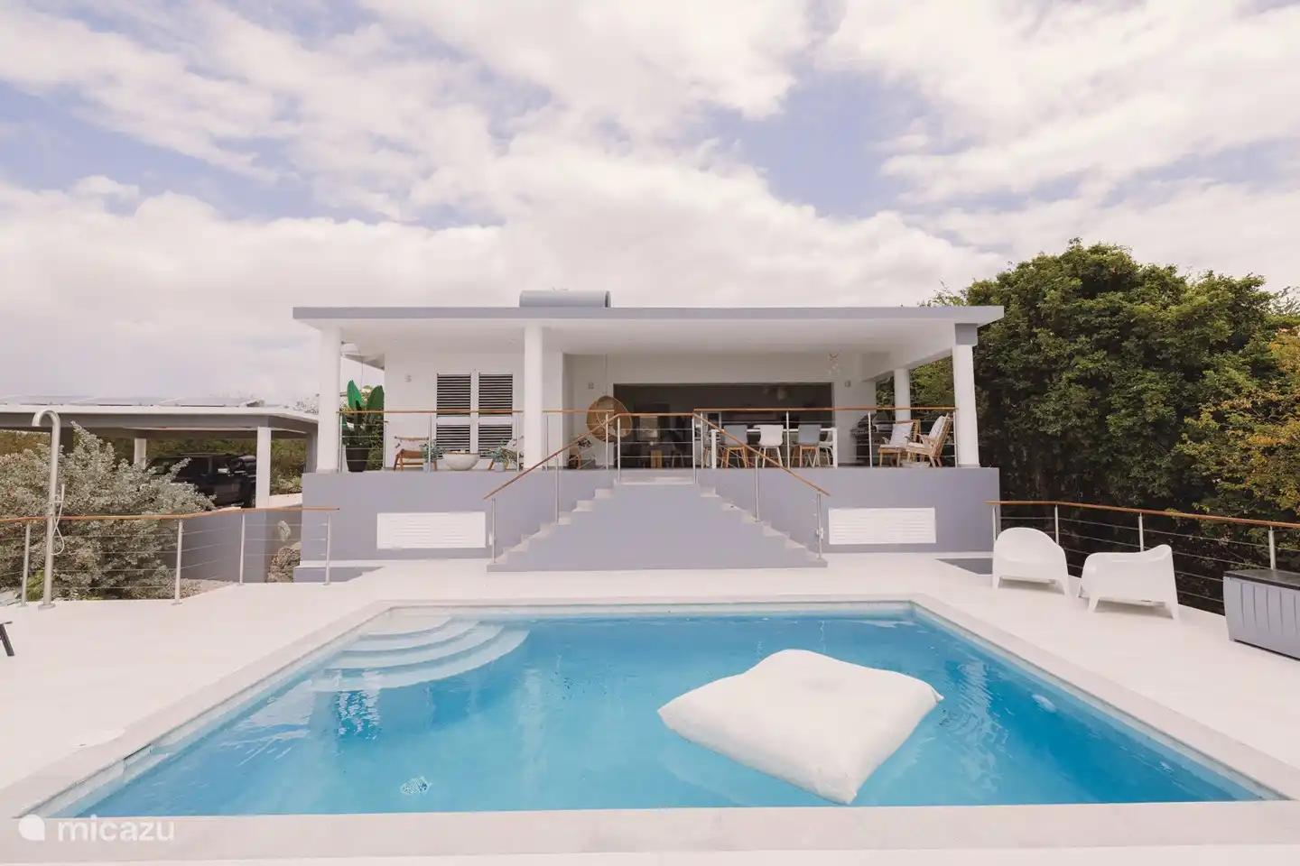 Swimmingpool und Rückansicht