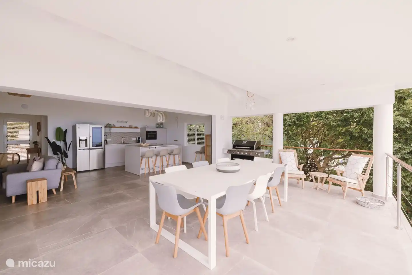 Esstisch auf der Terrasse