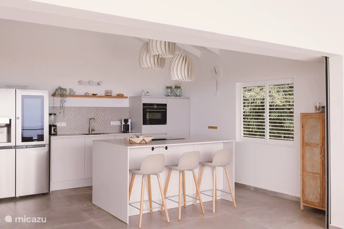 Küche mit großem amerikanischen Kühlschrank