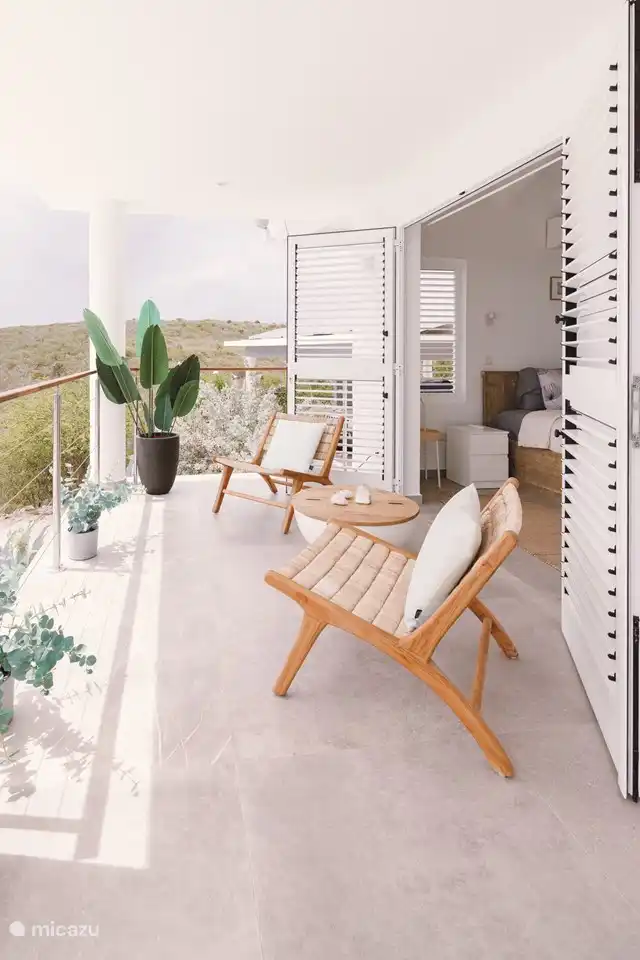 Sitzplatz auf der Terrasse vor dem Hauptschlafzimmer