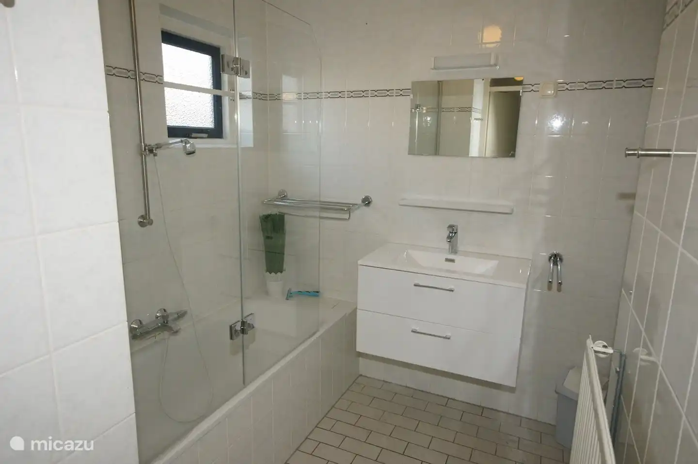 Es gibt auch eine Badewanne