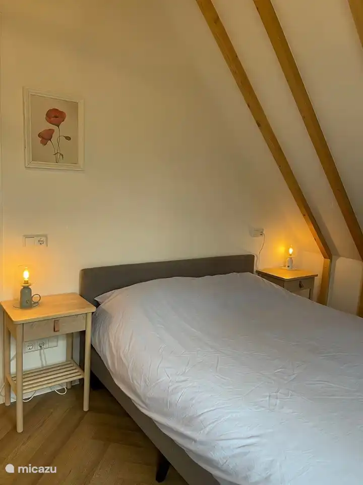 Großes Schlafzimmer (2) mit offenem begehbarem Kleiderschrank; Boxspringbett für 2 Personen, TV