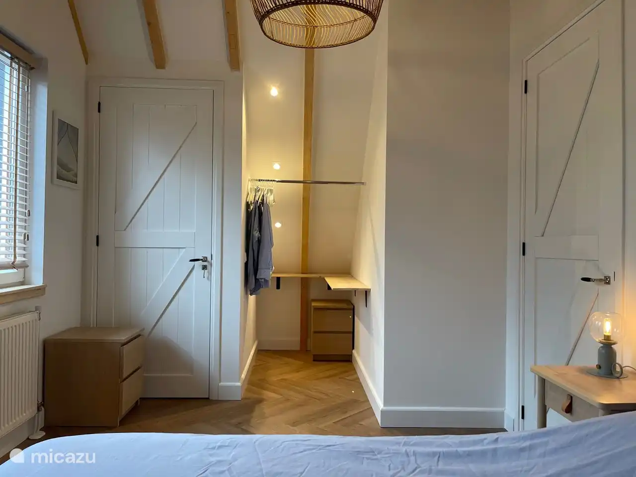 Offener begehbarer Kleiderschrank im Hauptschlafzimmer im 1. Stock.