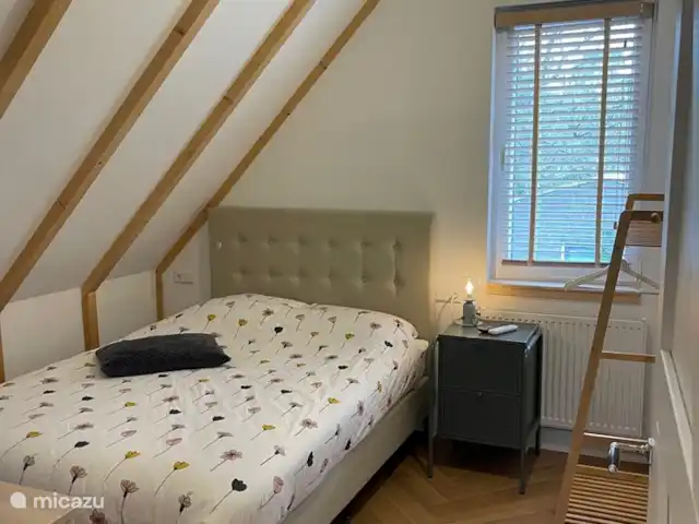 Villa Rein | Pays-Bas, Zélande, Renesse - maison de vacances Chambre (3) avec sommier tapissier, TV et portant ouvert.