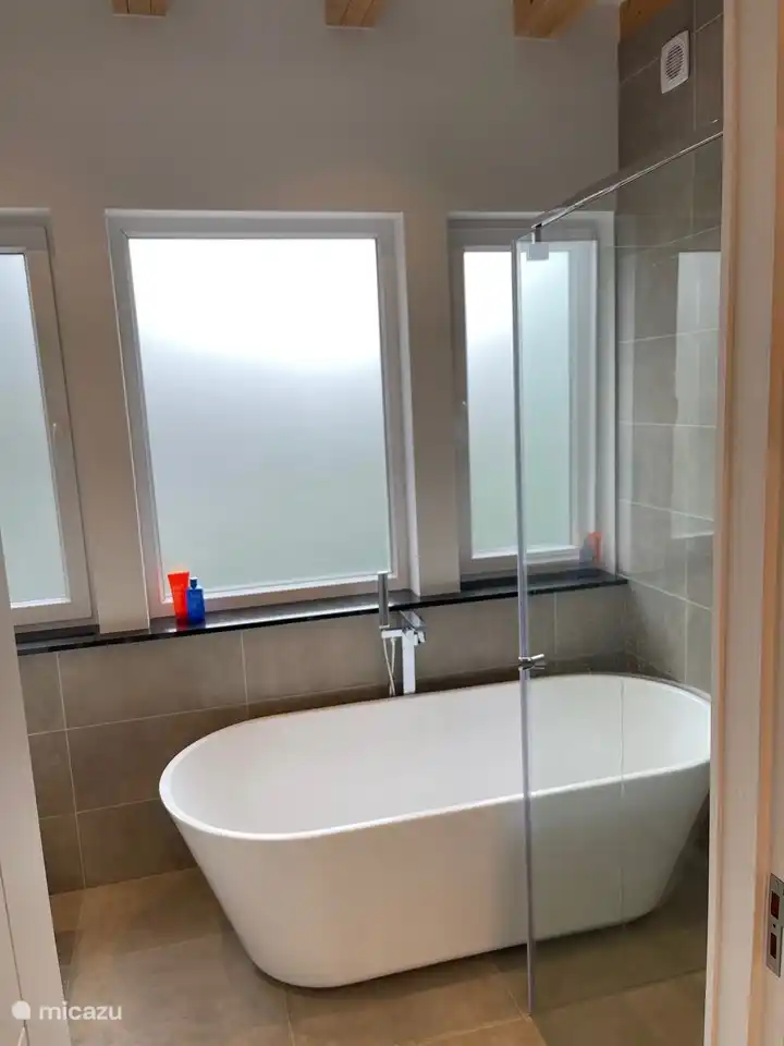 Badezimmer 2 im 1. Stock mit Badewanne und Dusche und doppelten Badezimmermöbeln.