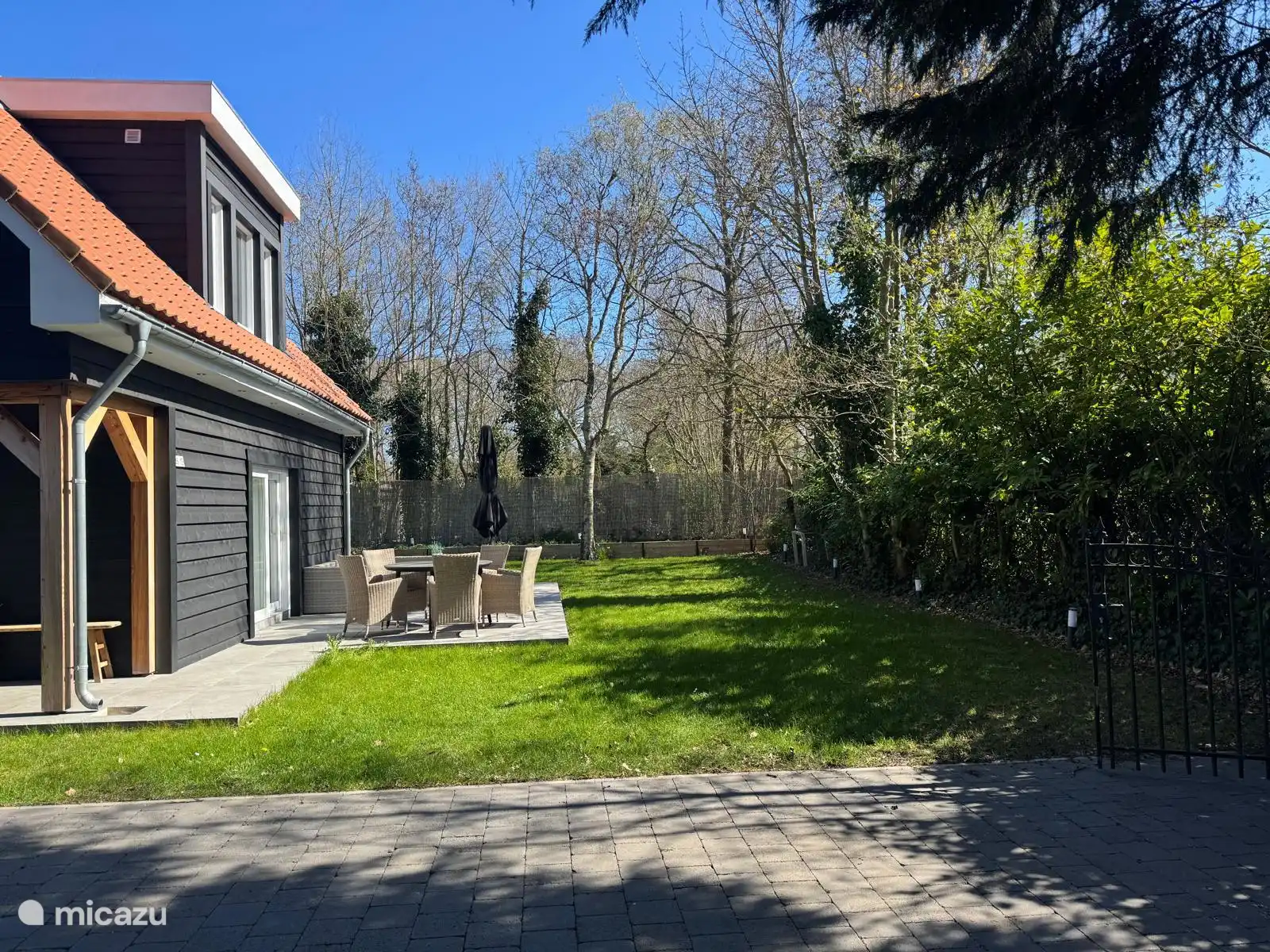 Großzügiger Garten mit sonniger Terrasse und viel Privatsphäre, perfekt für ein Frühstück in der Sonne oder einen gemütlichen Abend im Freien. Umgeben von viel Grün und Ruhe, mit privater Einfahrt und Tor für zusätzlichen Komfort.
