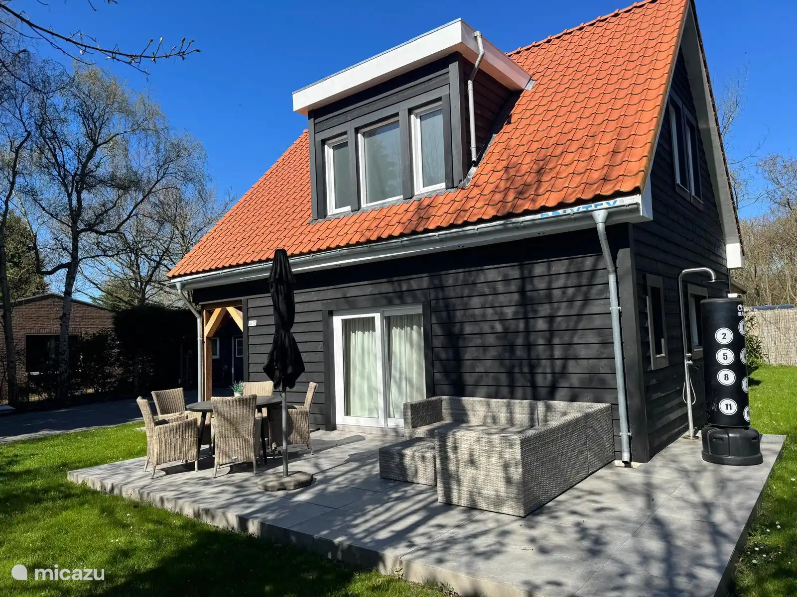 Entspannen Sie auf dieser sonnigen Terrasse mit Loungebereich, Boxsack und viel Privatsphäre. Genießen Sie Komfort, Gemütlichkeit und die frische Luft im schönen Renesse!