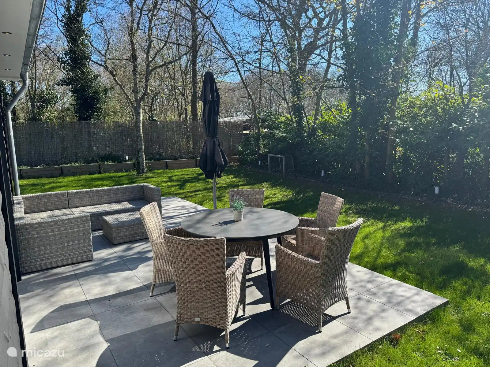 Stilvolle Terrasse mit Esstisch und Lounge-Set, perfekt zum Essen im Freien oder zum Entspannen in der Sonne. Umgeben von viel Grün und Ruhe, ein wunderbarer Ort, um Ihren Urlaub zu genießen!