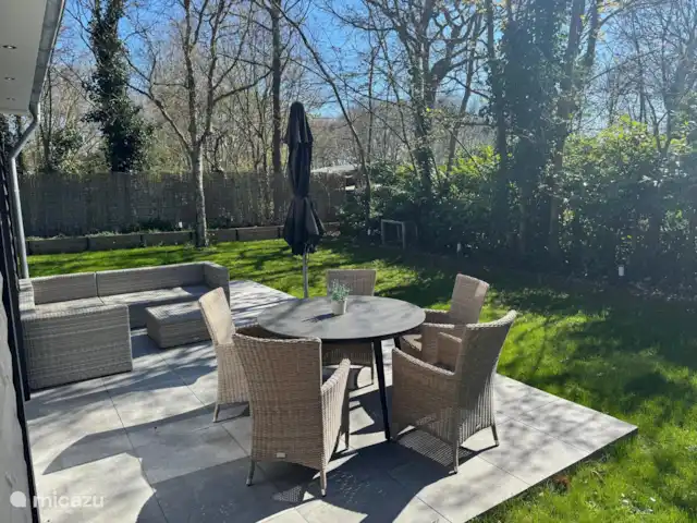 Villa Rein | Pays-Bas, Zélande, Renesse - maison de vacances Terrasse élégante avec table à manger et ensemble de salon, parfaite pour manger en plein air ou se détendre au soleil. Entouré de verdure et de tranquillité, un endroit merveilleux pour profiter de vos vacances !