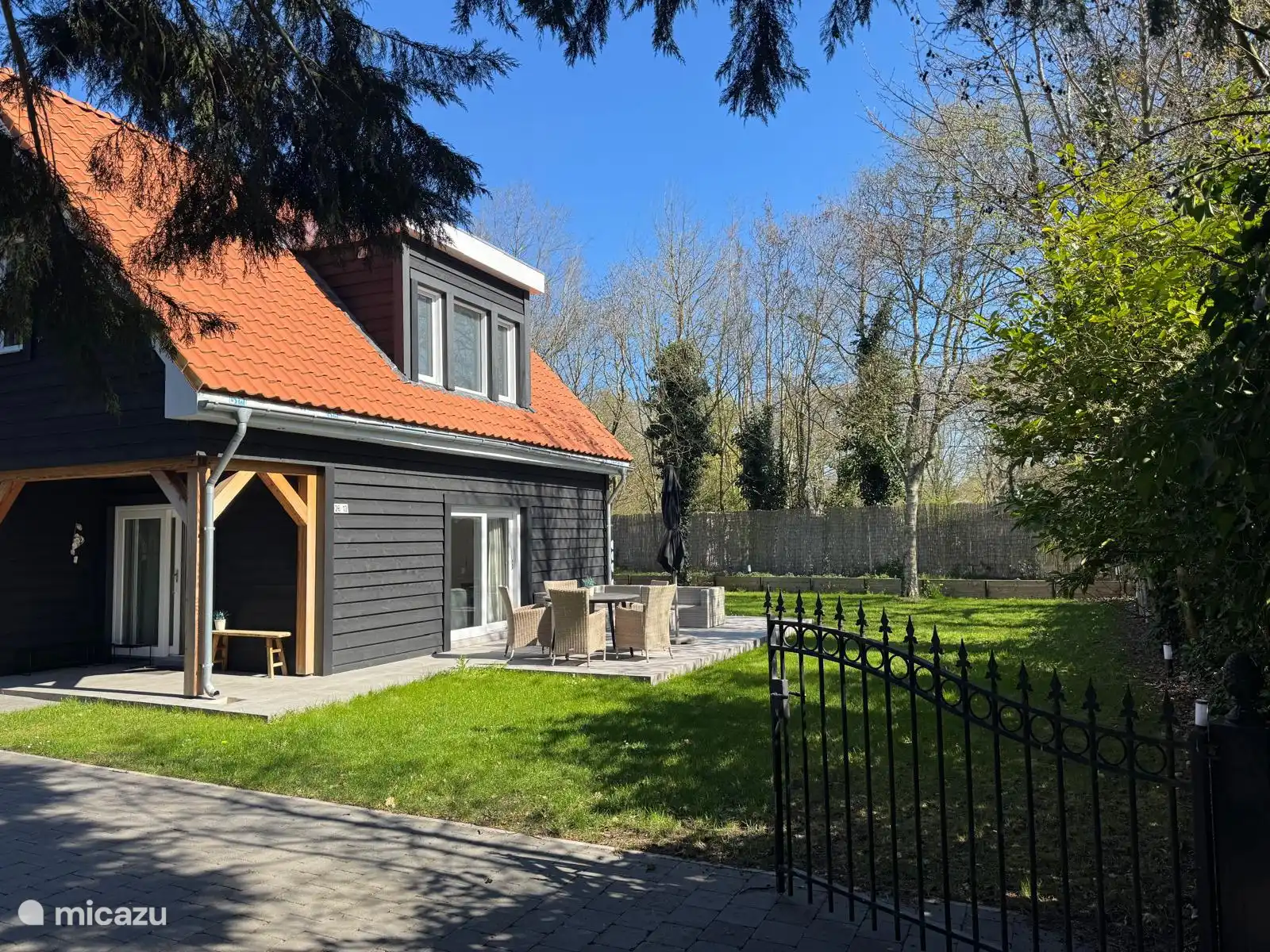 Attraktives, freistehendes Haus mit sonniger Terrasse und umzäuntem Garten. Viel Privatsphäre, viel Grün und Platz – ideal für einen entspannten Urlaub mit Komfort.