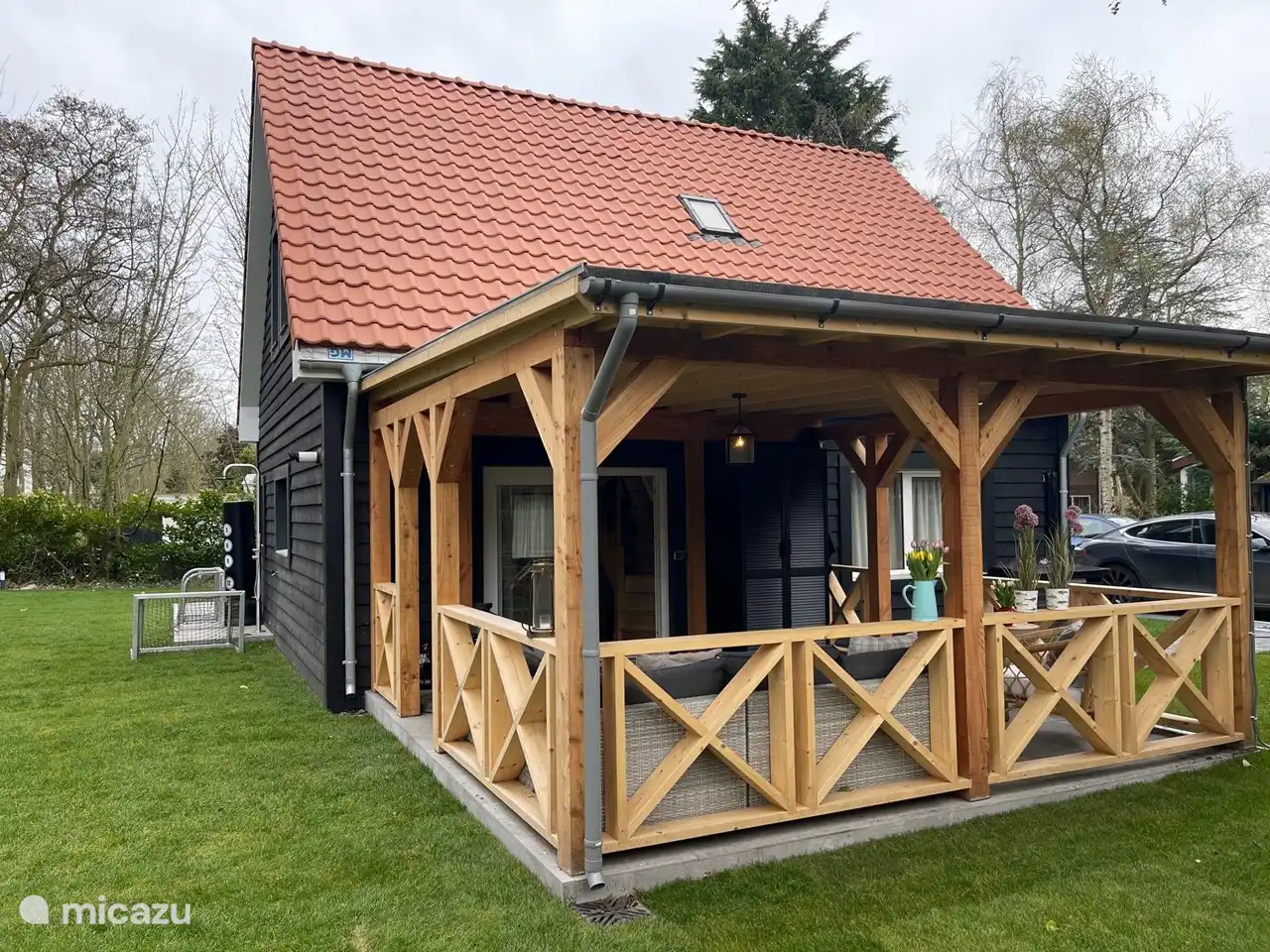 Gemütliches Ferienhaus mit attraktiver Holzveranda, perfekt zum Sitzen im Freien - auch bei schlechtem Wetter. Umgeben von viel Grün, Ruhe und Weite: Hier kommt man wirklich zu sich selbst.