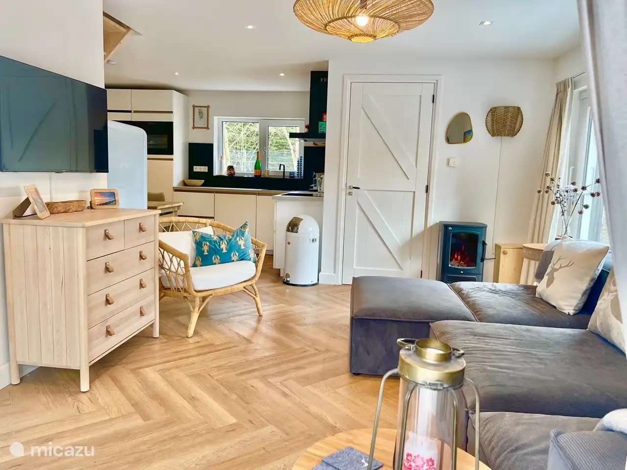 Wohnzimmer mit schöner Sitzecke, offener Küche und gemütlicher Essecke. Badezimmer 1 und Hauptschlafzimmer 1 befinden sich ebenfalls im Erdgeschoss. Das Erdgeschoss grenzt an 3 Terrassen.