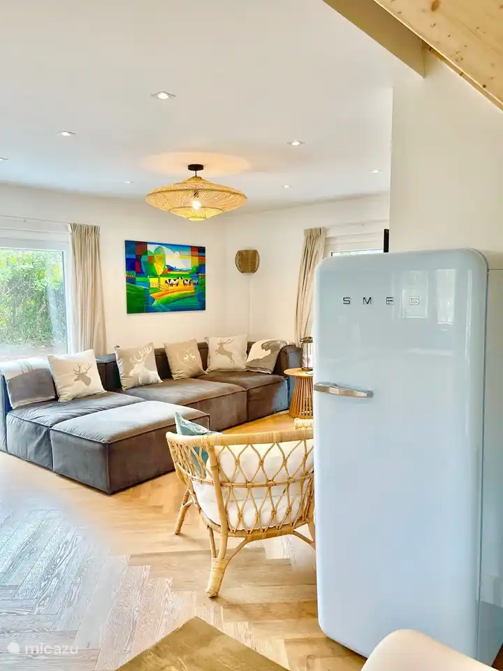 Wohnzimmer von der Küche aus gesehen; schöne Lounge-Ecke zum Entspannen. Machen Sie es sich am elektrischen Kamin gemütlich und genießen Sie die Ruhe und Wärme des Hauses.