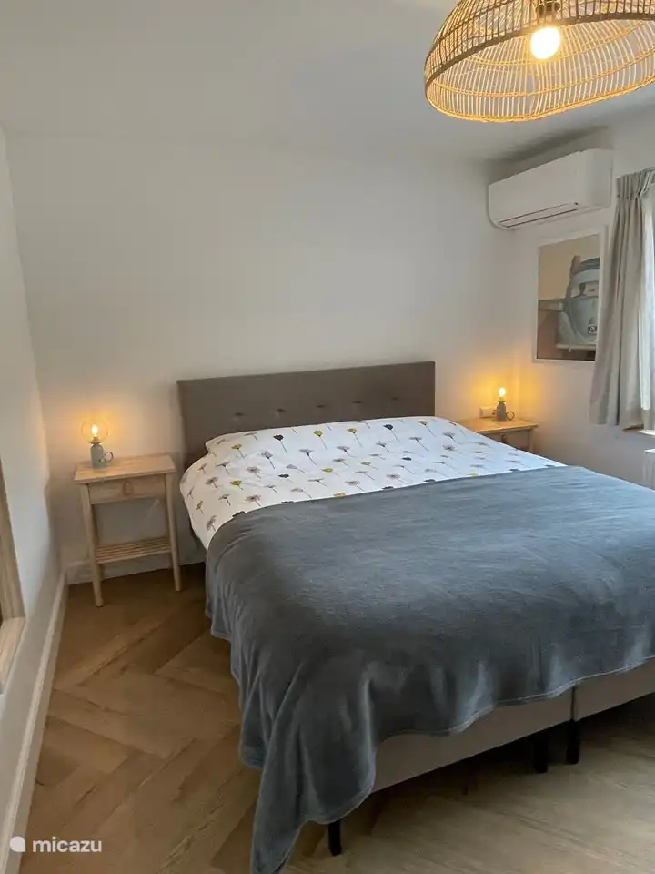 Hauptschlafzimmer im Erdgeschoss mit Boxspringbett für 2 Personen, Kleiderschrank, Kommode, großem Fernseher