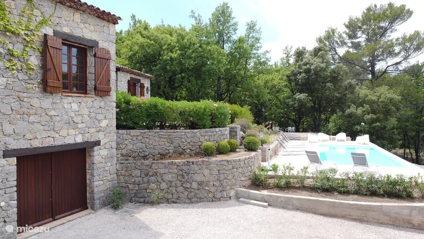 Garage und Schwimmbad