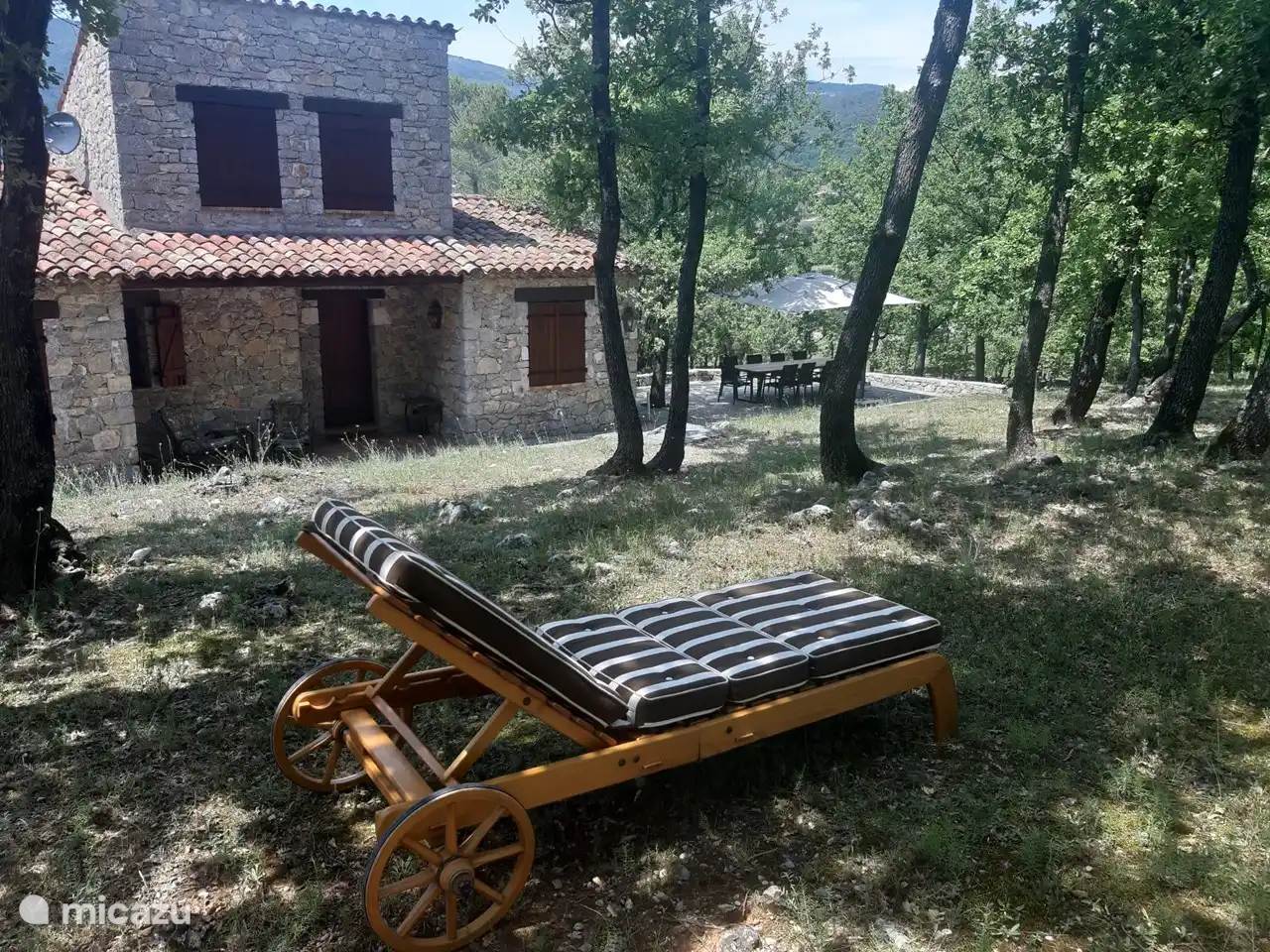 Cooler Ort im umliegenden Wald.