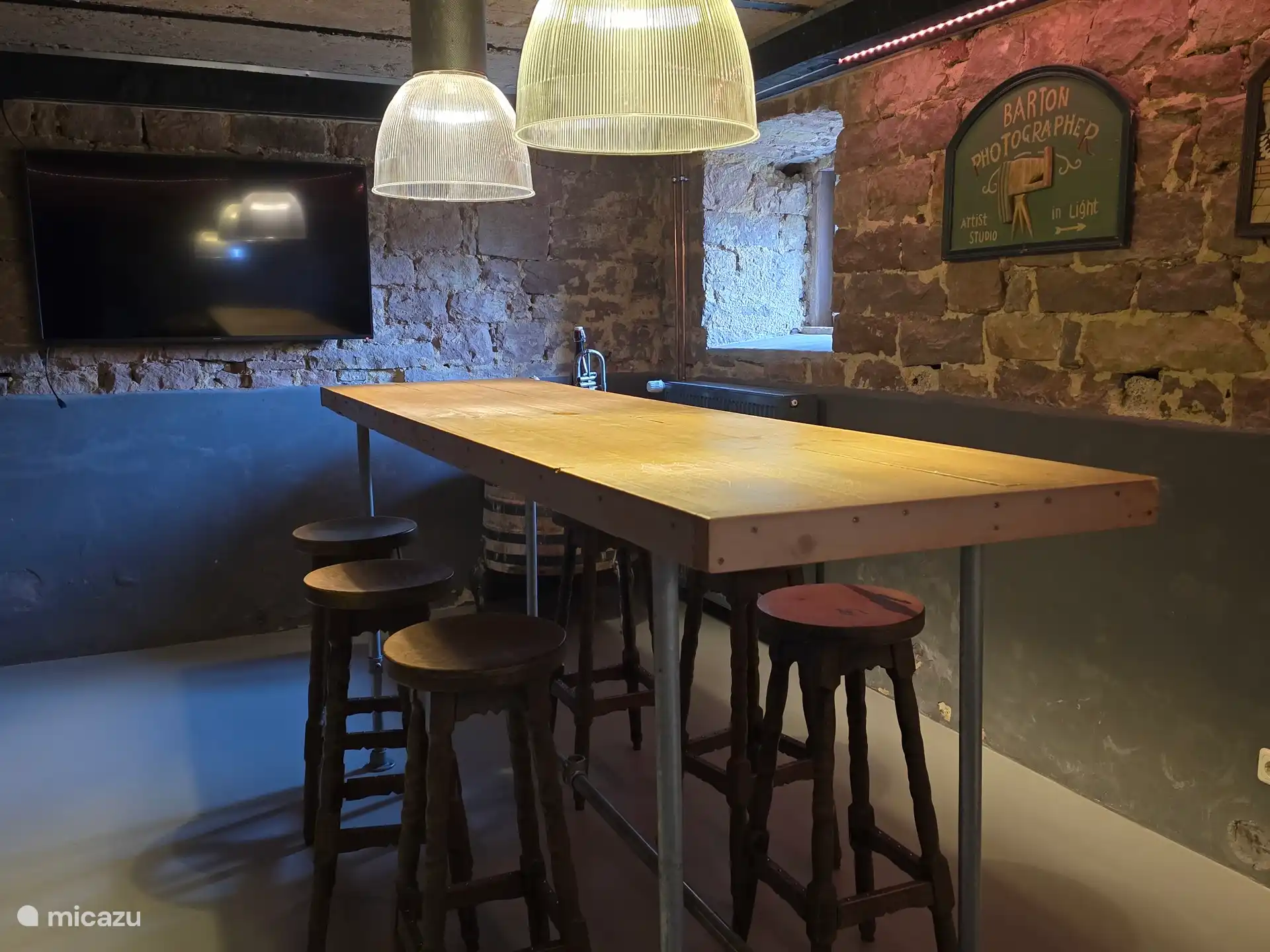 Mesa de pie para TV grande