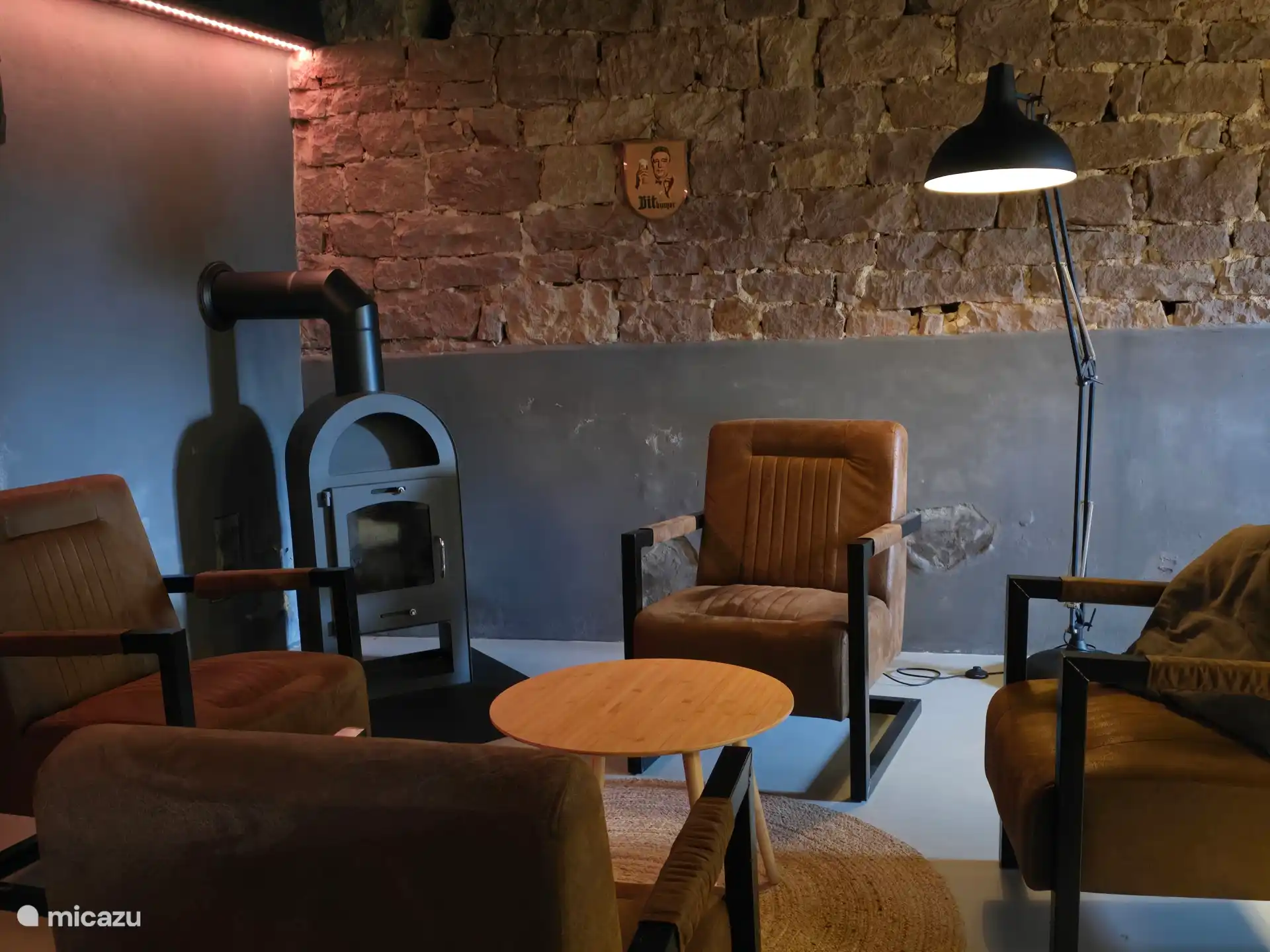 Zona de asientos alrededor de la estufa