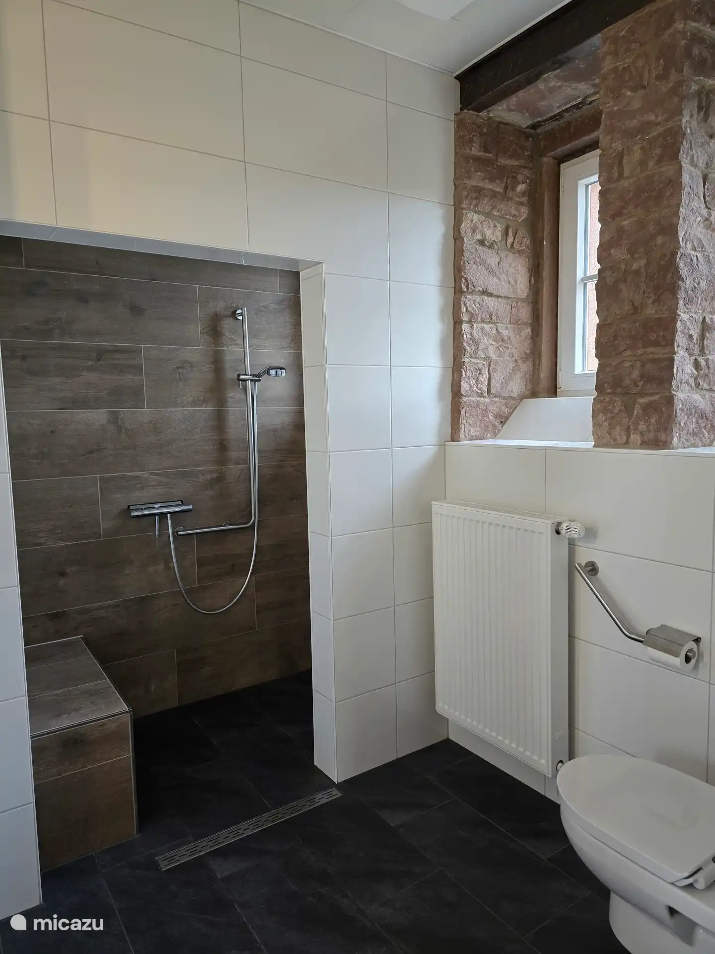 Ba&#241;o con instalaciones para personas con movilidad reducida