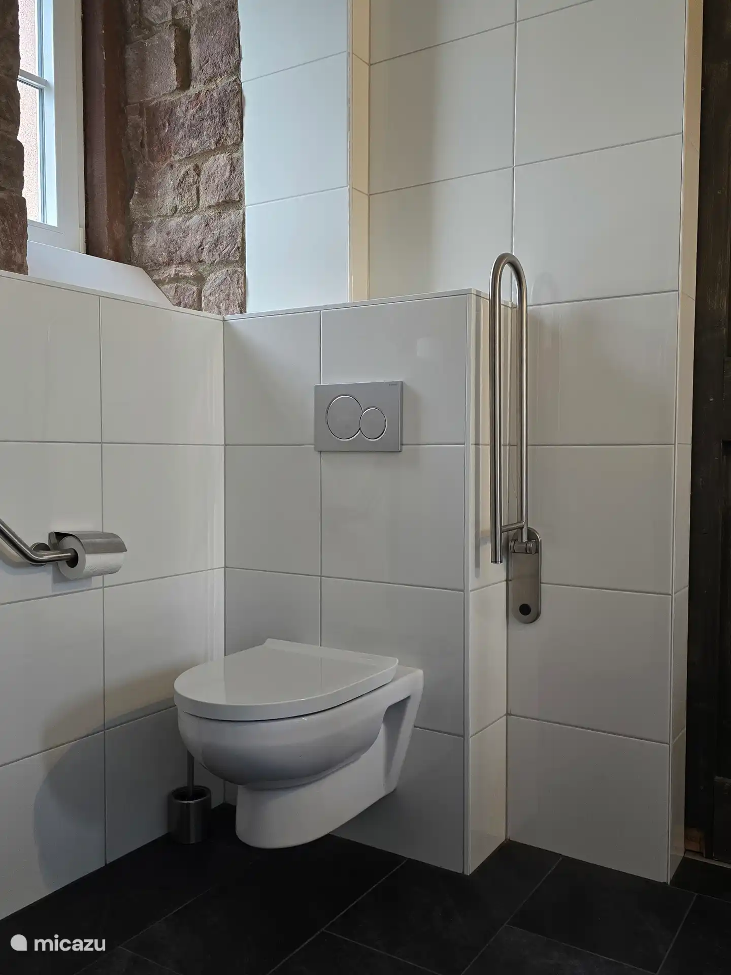 Ba&#241;o con instalaciones para personas con movilidad reducida en la planta baja