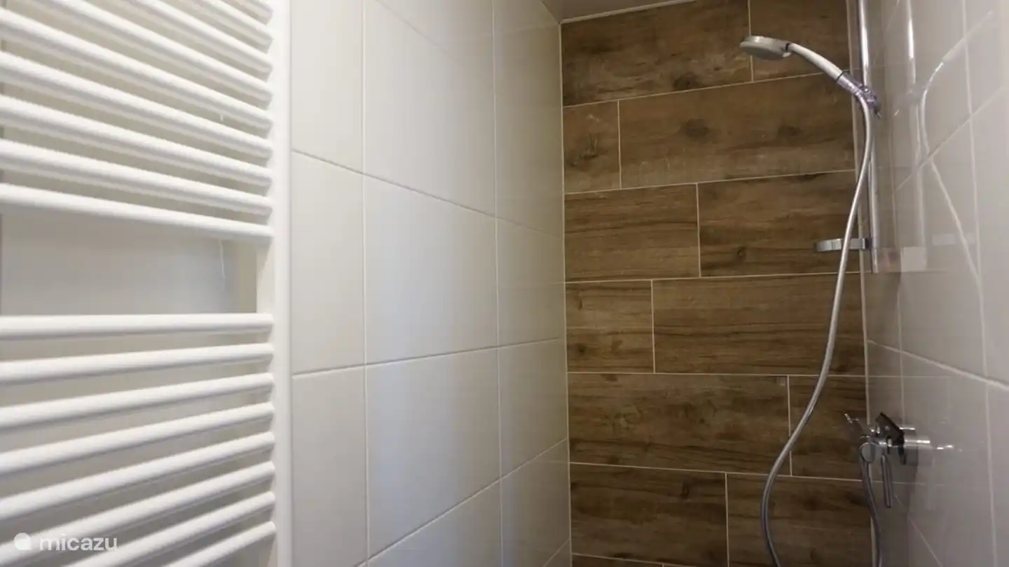 ducha en el dormitorio