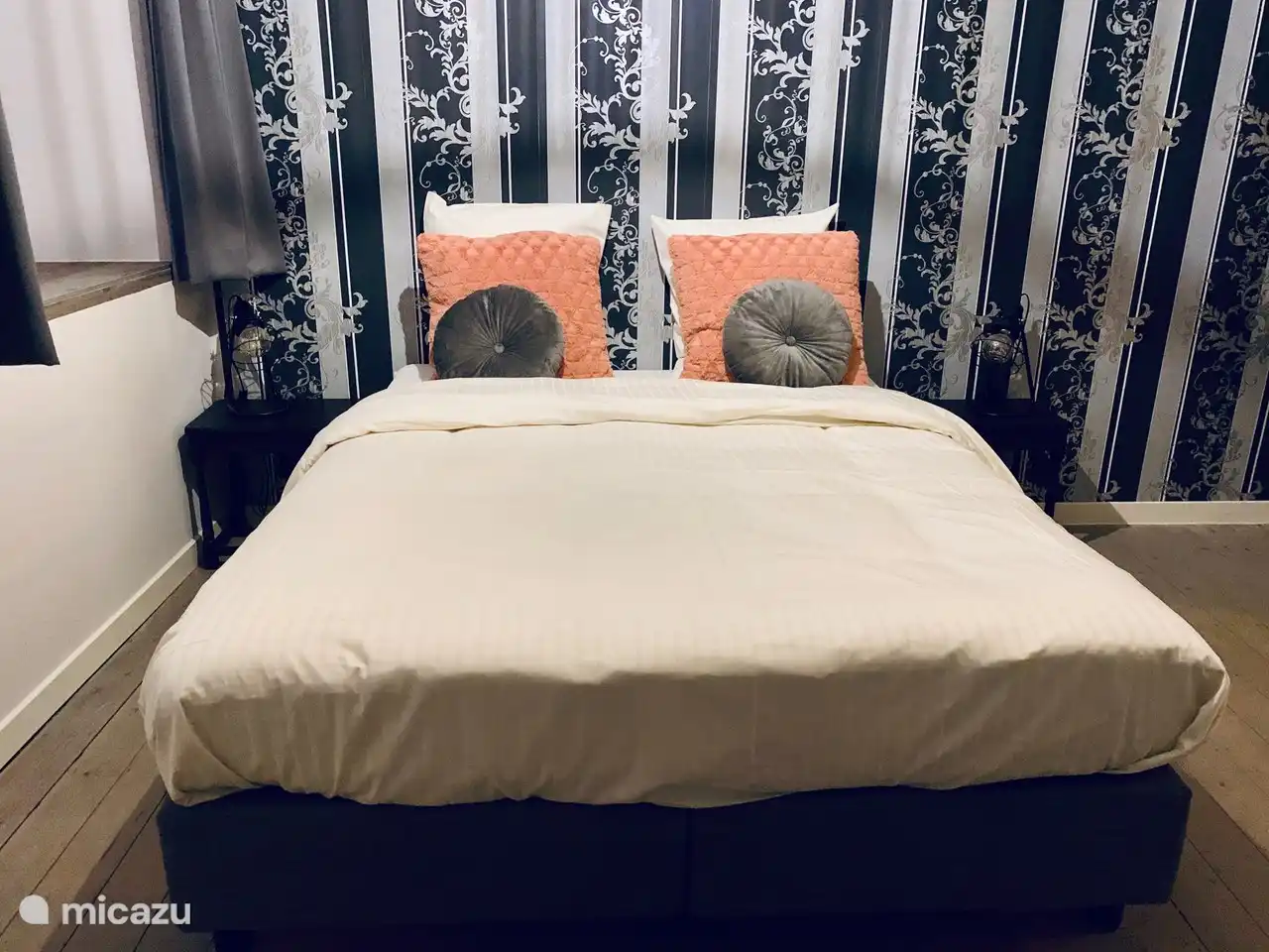 Amplio dormitorio con ba&#241;o para cuatro personas, el dormitorio se puede dividir con puertas correderas