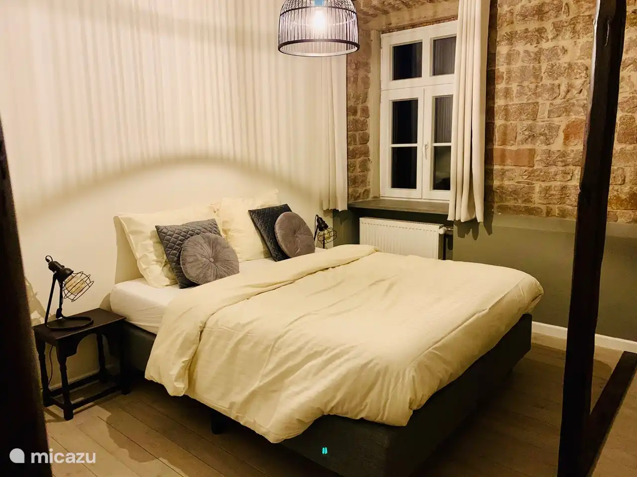 Elegante dormitorio para tres personas.