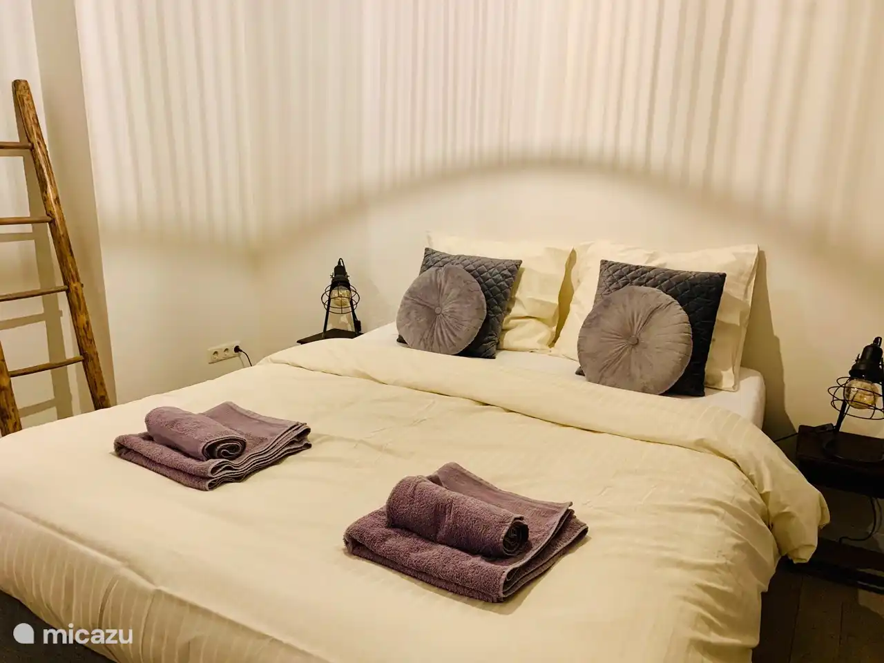 Elegante dormitorio para tres personas.