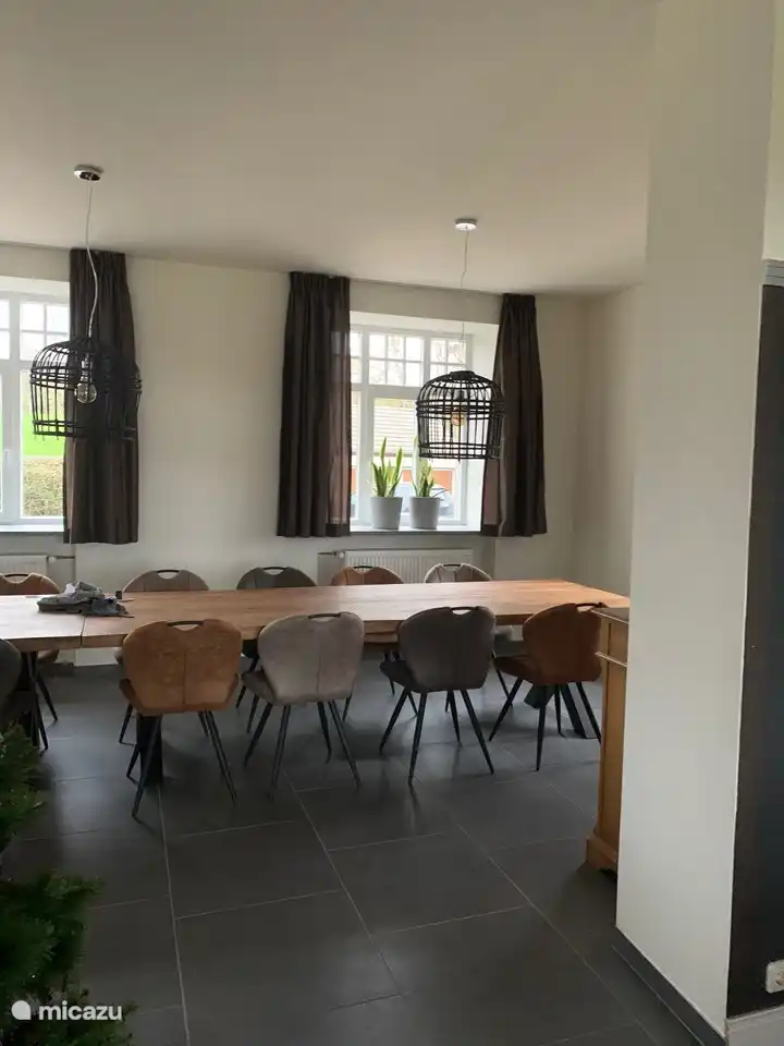 Comedor con mesa de comedor larga y veinte sillas c&#243;modas para una agradable sobremesa