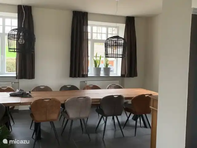 Landhaus Kreuzenberg huren in Duitsland, Eifel, Malbergweich - vakantiehuis Eetkamer met lange eettafel en twintig comfortabele stoelen om lekker na te tafelen