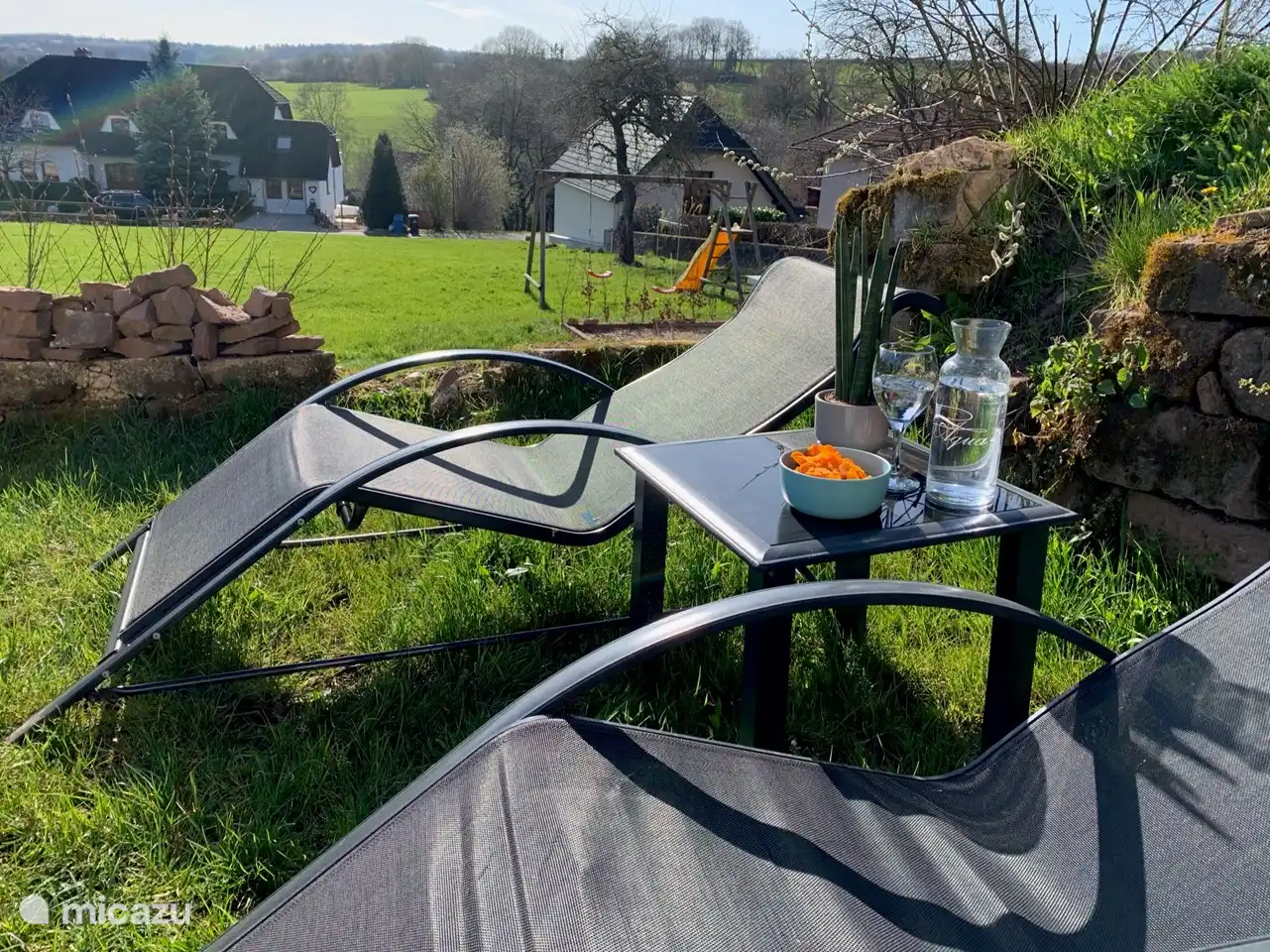 Disfrute de una bebida en el jard&#237;n.