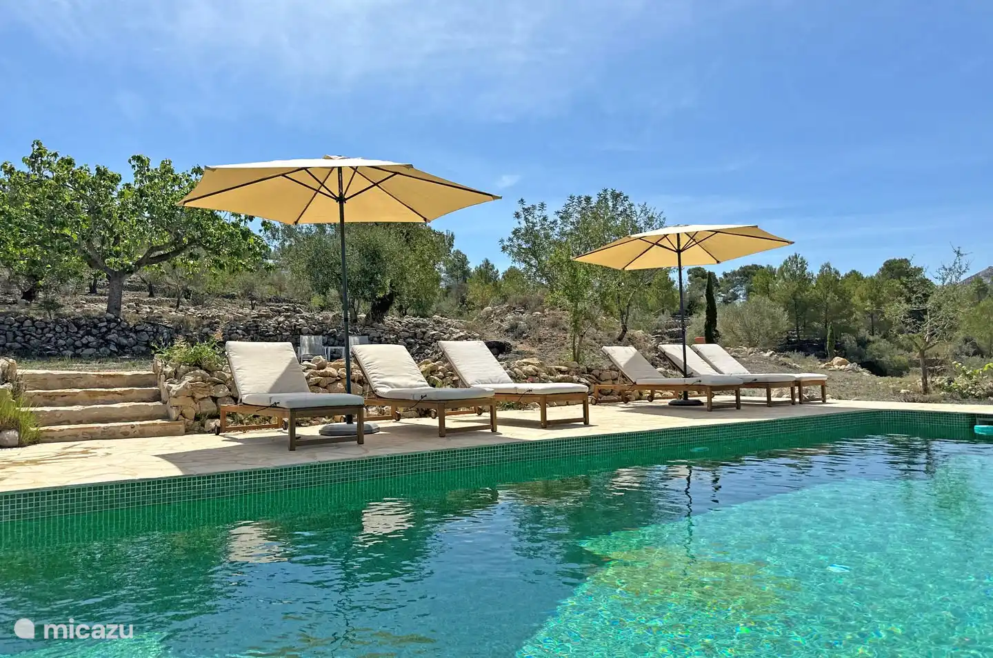 Casa Grillo verfügt über einen großen privaten Salzwasserpool mit Sonnenliegen