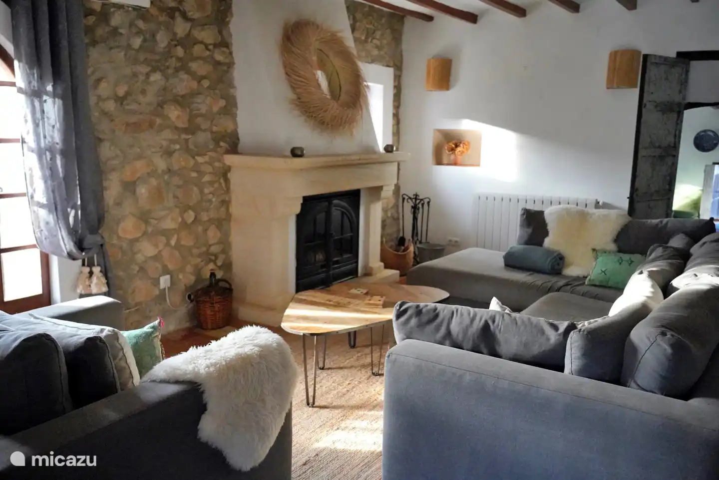 Nahaufnahme der Sitzecke im Wohnzimmer
