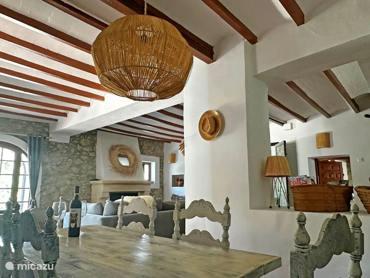 Dies ist das Esszimmer mit dem Durchgang mit Terrassentüren links auf dem Foto