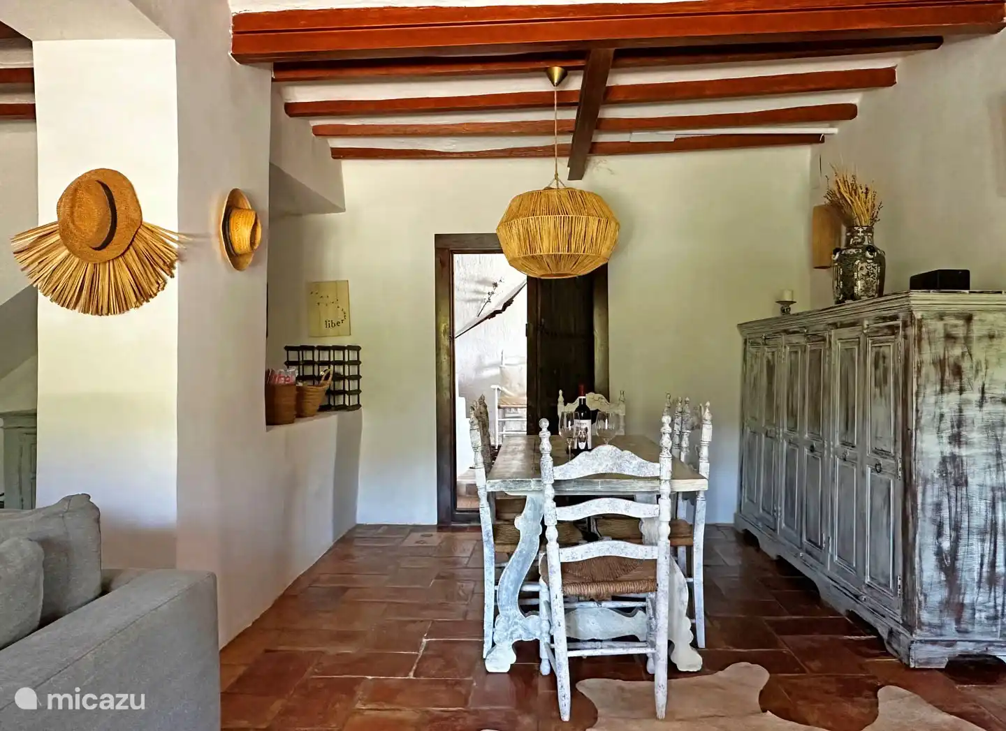 Dies ist das Esszimmer mit dem Esszimmertisch. 